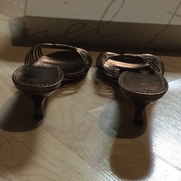 NICE! NIB Daniel Barbara Gold Kitten Heel Sandals. - Picture 5 of 6